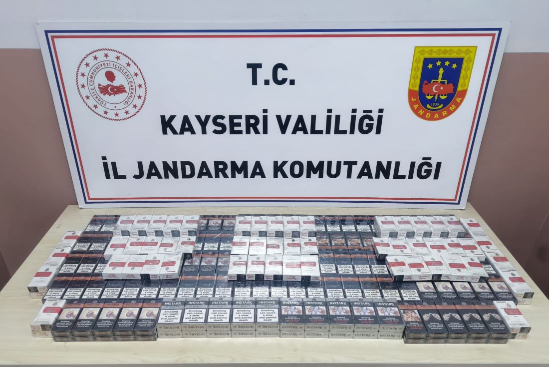 Kayseri’nin Pınarbaşı ilçesinde jandarma ekiplerinin düzenlediği yol kontrolünde, bir tırda yapılan aramada 320 paket bandrolsüz ve hologramsız kaçak sigara ele geçirildi. Olayla ilgili adli işlem başlatıldı.