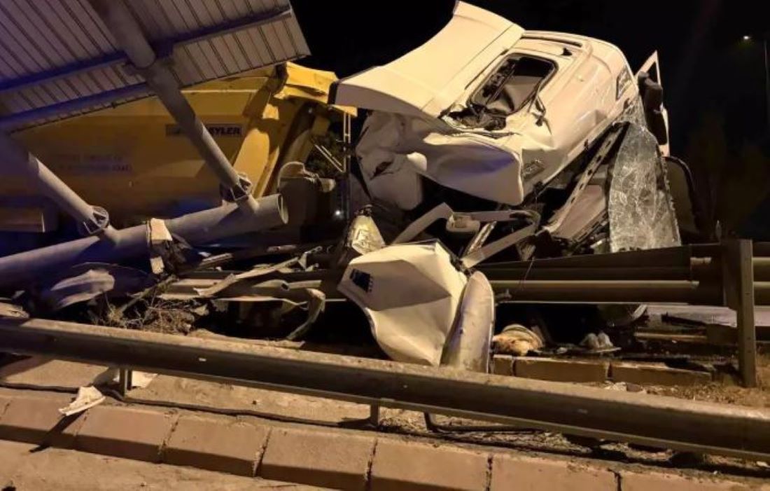 Kayseri’nin Melikgazi ilçesinde sürücüsünün direksiyon hakimiyetini kaybettiği tır bariyerlere girdi. Kazada sürücü yaralandı.