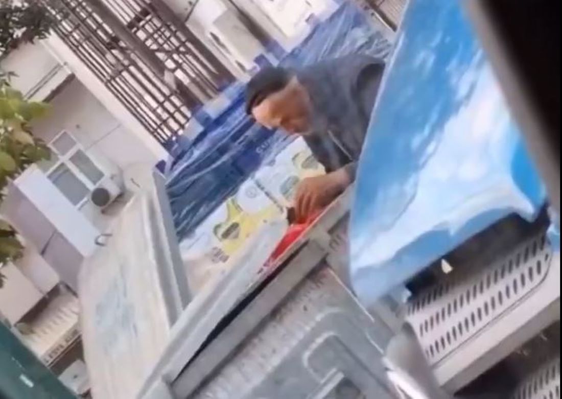 Sakarya’da çöpten yemek yerken görüntülenen yaşlı adamla ilgili Valilik açıklama yaptı. Yapılan incelemelerde, vatandaşın Türkiye ve Almanya’dan emekli olduğu, birden fazla mülkü bulunduğu ve maddi sıkıntısının olmadığı belirtildi.