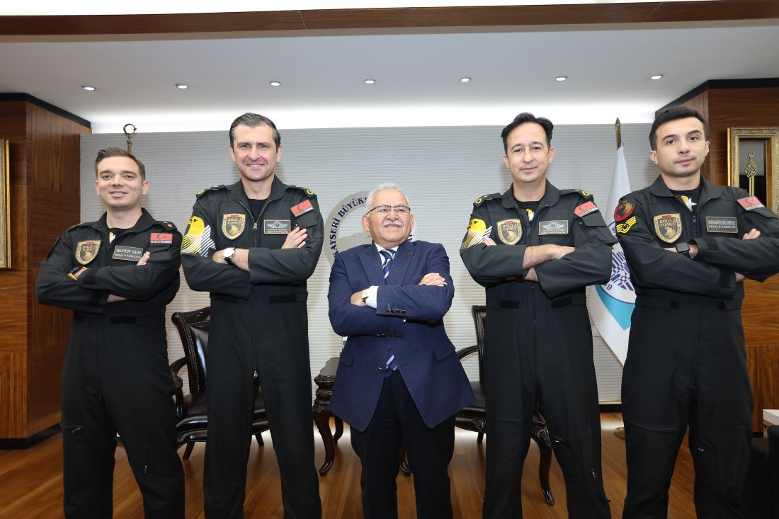 Kayseri Bilim Festivali öncesi SOLOTÜRK ekibi, 1. Pilot Yarbay Murat Bakıcı liderliğinde Kayseri Büyükşehir Belediye Başkanı Dr. Memduh Büyükkılıç’ı makamında ziyaret etti.
