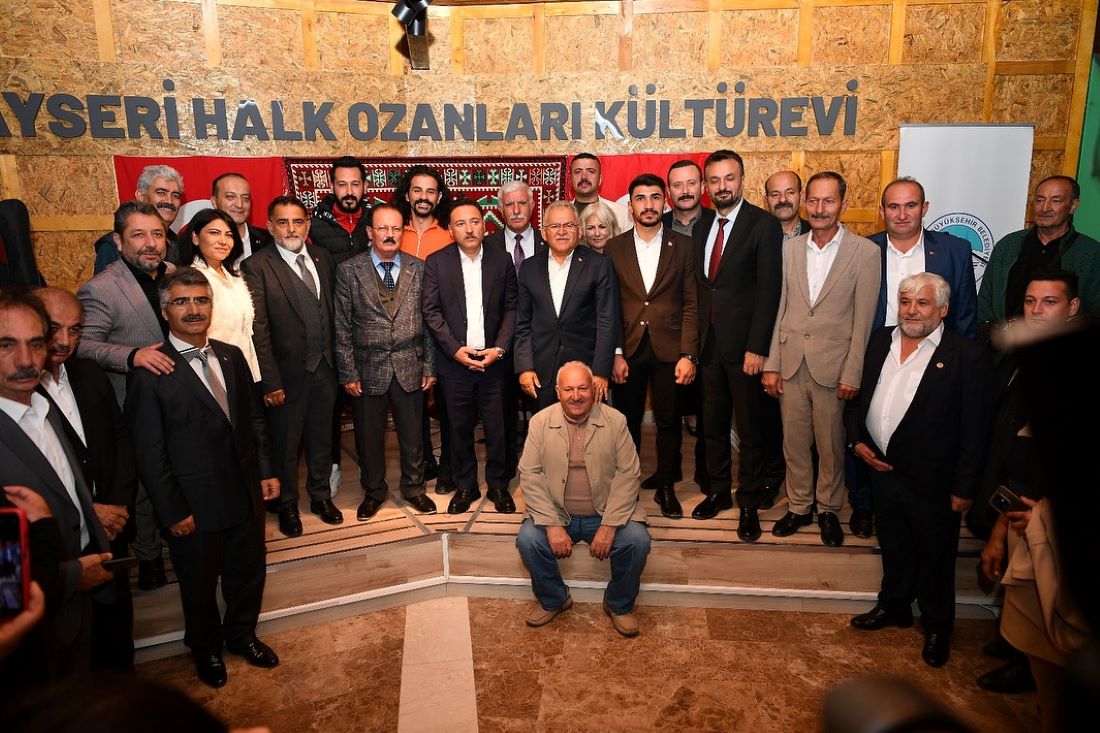 Kayseri Büyükşehir Belediye Başkanı Dr. Memduh Büyükkılıç, şehrin kültürel hafızasına sahip çıkarak, Kayseri Valisi Gökmen Çiçek ve şehir protokolü ile birlikte, halk ozanlığı geleneğini yaşatmak amacıyla yenilenen Kayseri Halk Ozanları Kültür Evi’nin açı