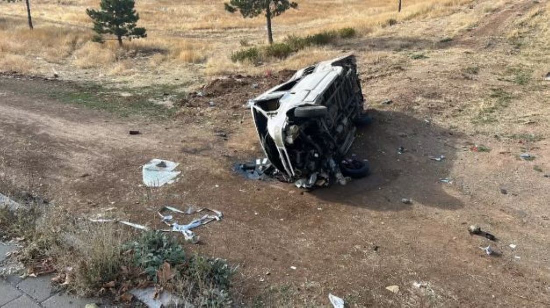 Sivas’ta ehliyetsiz sürücü Yusuf Şeker’in kullandığı minibüs, aydınlatma direği ve ağaca çarptıktan sonra 3 metre yüksekliğindeki istinat duvarından uçtu. Sürücü hastanede hayatını kaybetti.  Kazada 3 kişi de yaralandı