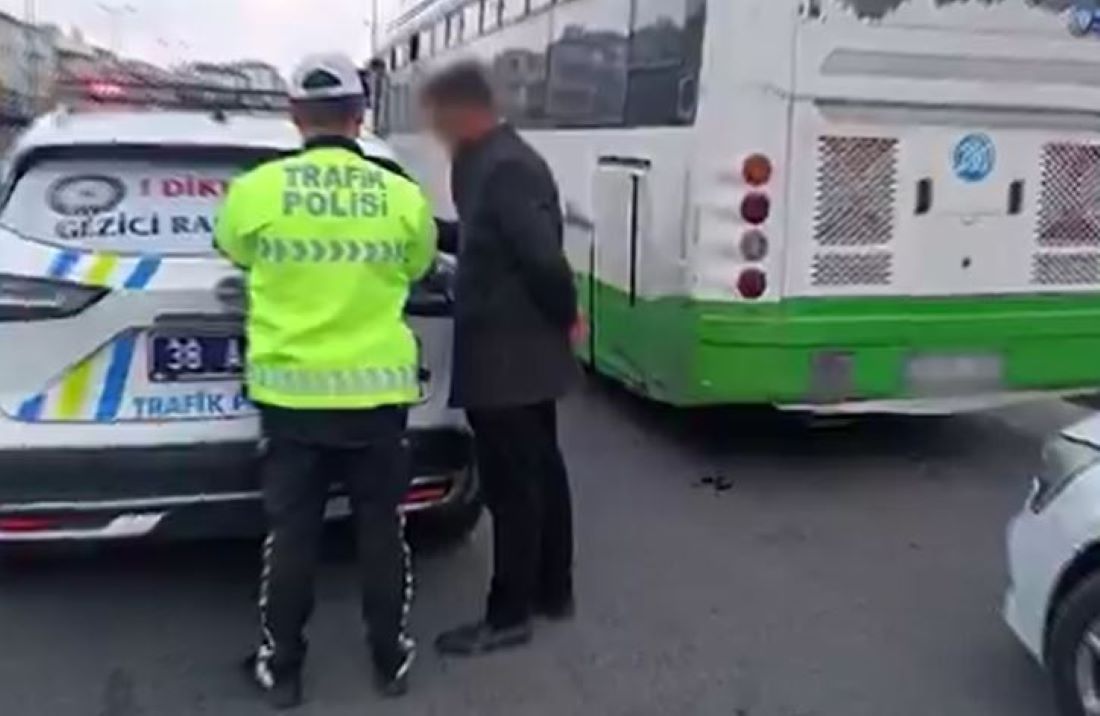 Kayseri’de bir şoför, halk otobüsünü kucağındaki yaşı küçük çocuğa sürdürdü. Yolcular büyük şok yaşadı.  Sürücüye toplam 19 bin 670 lira ceza kesilirken, ehliyetine el konuldu ve adli işlem başlatıldı