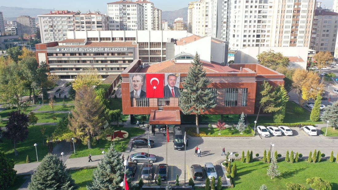 Kayseri Büyükşehir Belediye Başkanı Dr. Memduh Büyükkılıç’ın tensipleriyle, Büyükşehir Belediyesi ve bağlı kuruluşlarında görev değişiklikleri gerçekleştirildi