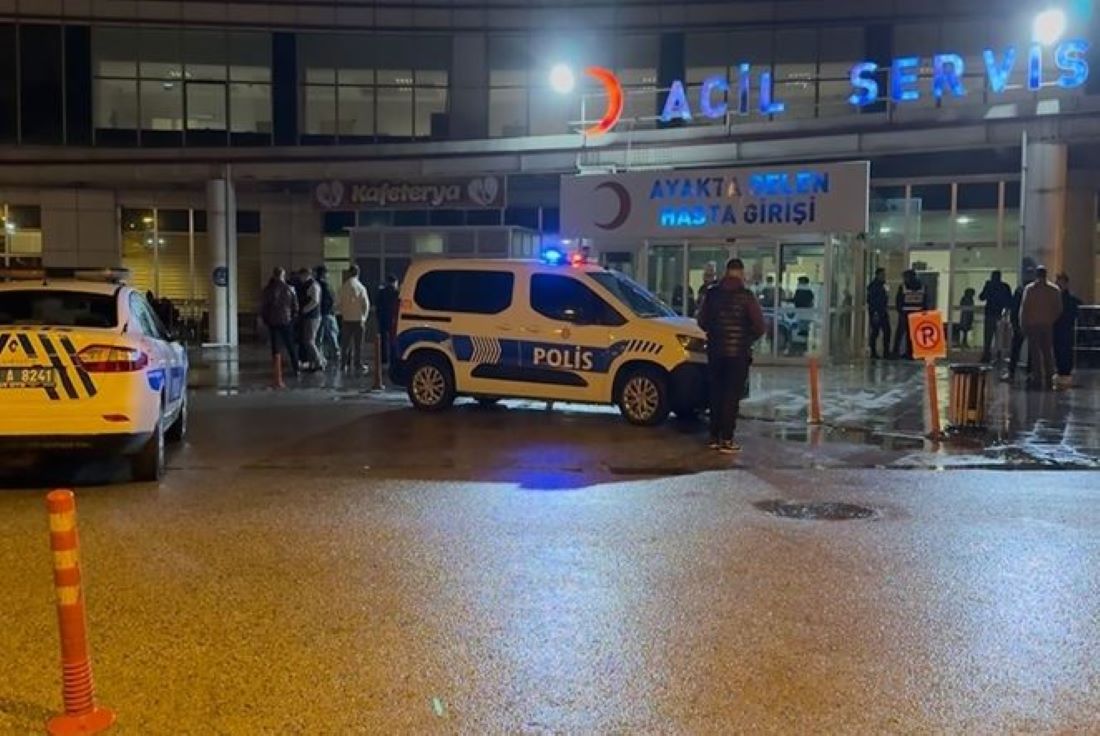 Yozgat’ın Sorgun ilçesinde alacak verecek tartışması bıçaklı kavgaya dönüştü. Kavgada 2 kişi hayatını kaybederken, 2 kişi ağır yaralandı, 5 şüpheli gözaltına alındı.