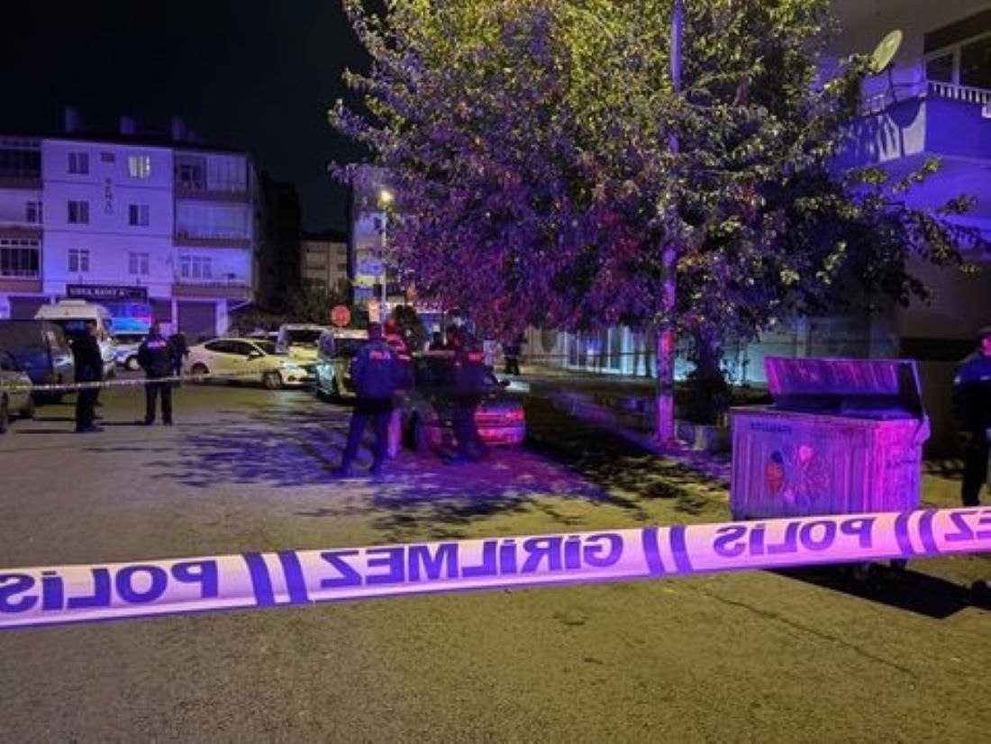 Kayseri’nin Kocasinan ilçesinde evinin önünde tüfekle vurularak öldürülen Eyüp Kaplan’ın katil zanlıları yakalandı. Gözaltına alınan 2 şüpheliden biri tutuklandı, diğeri adli kontrolle serbest bırakıldı.