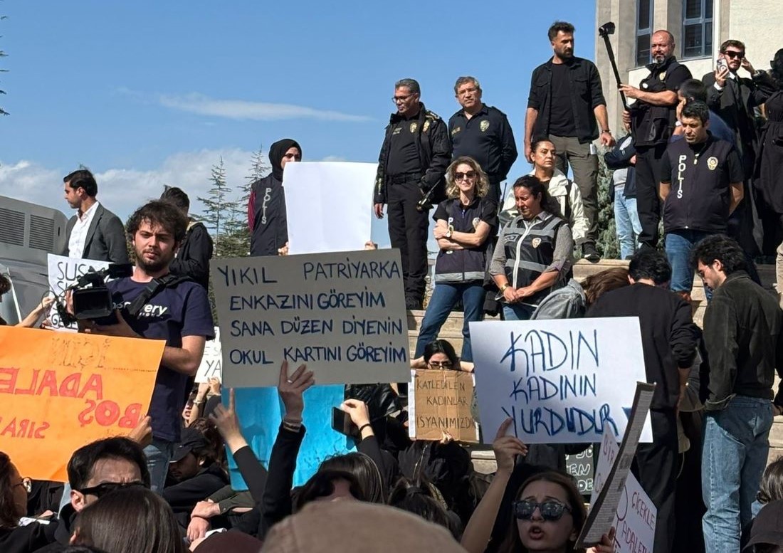 Erciyes Üniversitesi öğrencileri, pompalı tüfekle öldürülen arkadaşları Meliha Keskin için fakülte binası önünde toplandı. Siyah kıyafetler giyip pankartlar açan öğrenciler, keskinin hayatını kaybettiği alana gül ve karanfiller bıraktı.