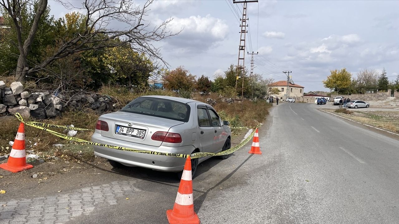Hacılar’da alacak verecek meselesi yüzünden çıkan tartışma kanlı bitti. Mustafa Y., pompalı tüfek ve tabancayla Celal Koca’yı vurdu. Ağır yaralanan Koca hastaneye kaldırıldı, saldırgan kaçtı.