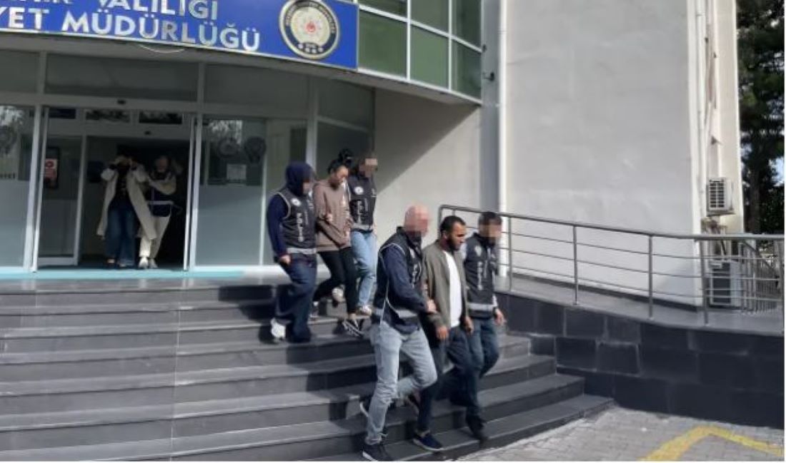 Nevşehir Kapadokya Havalimanı’nda kıyma ve hamur yoğurma makinelerinin içine gizlenmiş 61 kilo 121 gram kaçak altın ele geçirildi! 5 kişi tutuklandı!