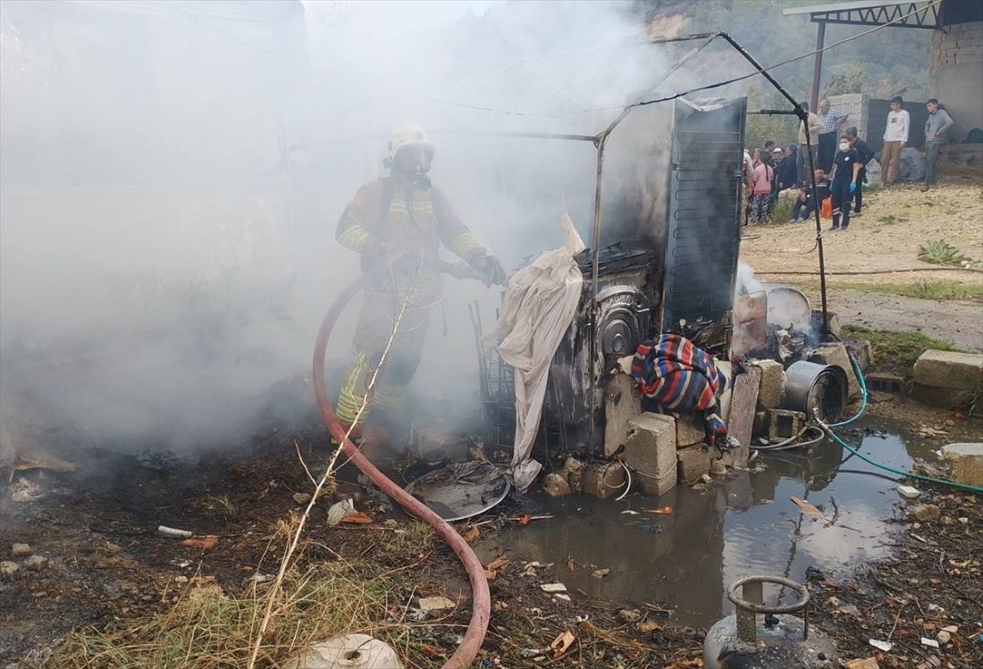 Hatay’ın Yayladağı ilçesinde konteynerde çıkan yangın faciayla sonuçlandı. Alevlerin sıçradığı çadırda 1 yaşındaki bebek hayatını kaybederken, annesi yaralandı.