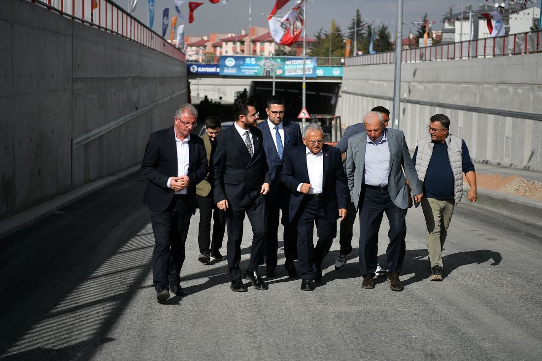 Büyükşehir Belediyesi, 85 gün gibi kısa bir sürede tamamlanan projeyle Mehmet Özhaseki Bulvarı, Talas, Organize Sanayi Bölgesi ve Erciyes hattındaki ulaşımı kesintisiz hale getirdi.