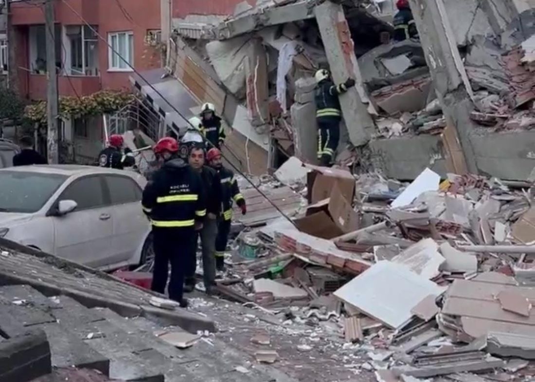 Kocaeli Gebze’de 5 katlı bina çöktü! Mevlana Mahallesi’ndeki Arslan Apartmanı, henüz bilinmeyen bir nedenle bir anda yerle bir oldu.