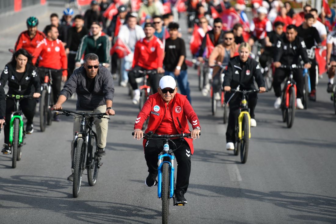 Cumhuriyet ruhu, sporun enerjisiyle birleşti! Kayseri’de yüzlerce kişi, Başkan Büyükkılıç’la birlikte Cumhuriyet Meydanı’na kadar pedal çevirdi.