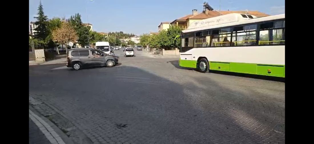 Saadet Partisi Melikgazi İlçe Başkanı Halil Demirbaş, Selçuklu Mahallesi’ndeki tehlikeli kavşak için acil düzenleme istedi. UKOME kararı alınalı bir yıl oldu, ama kavşakta değişen bir şey yok! Vatandaşlar her gün kazayla burun buruna