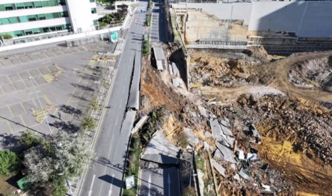 İstanbul Ümraniye’de inşaat alanında yapılan istinat duvarı, yol ile birlikte çöktü.