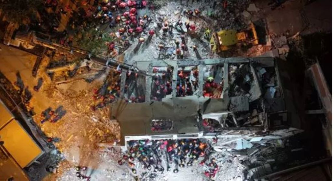 Gebze’de çöken binanın enkazında 5 kişilik bir aile mahsur kaldı. 14 yaşındaki Nisa ve 12 yaşındaki Muhammed Emir kurtarılamadı, diğer çocuk Dilara sağ çıkarıldı. Arama kurtarma çalışmaları sürüyor.