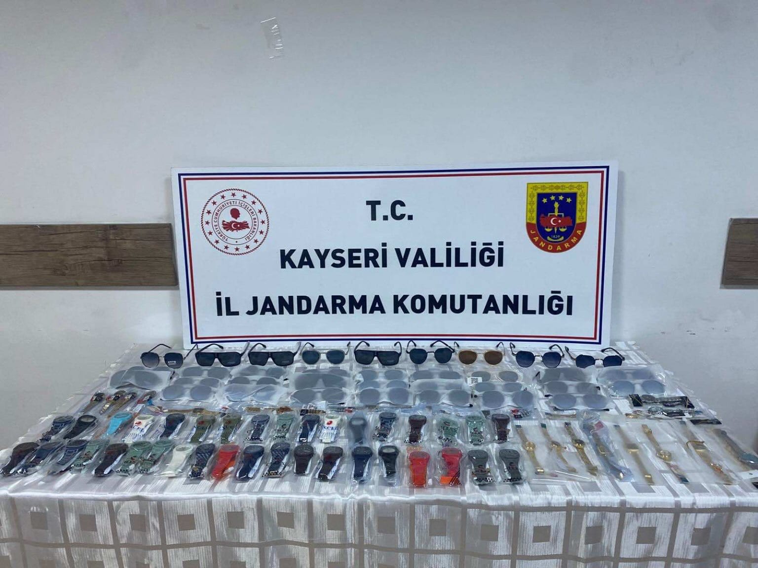 Kayseri’de jandarma ekipleri, Kocasinan’da bir eve düzenledikleri operasyonda gümrük kaçağı 60 saat ve 34 güneş gözlüğü ele geçirdi. Şüpheli şahıs hakkında adli işlem başlatıldı.