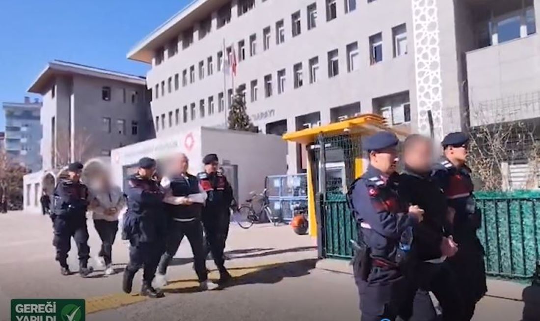 Aksaray Sondakika: Alkollü sürücü kırmızı ışıkta kazaya neden oldu, sonra da polise saldırdı. Aksaray’da polis memurlarına saldıran 3 şahıs tutuklandı.