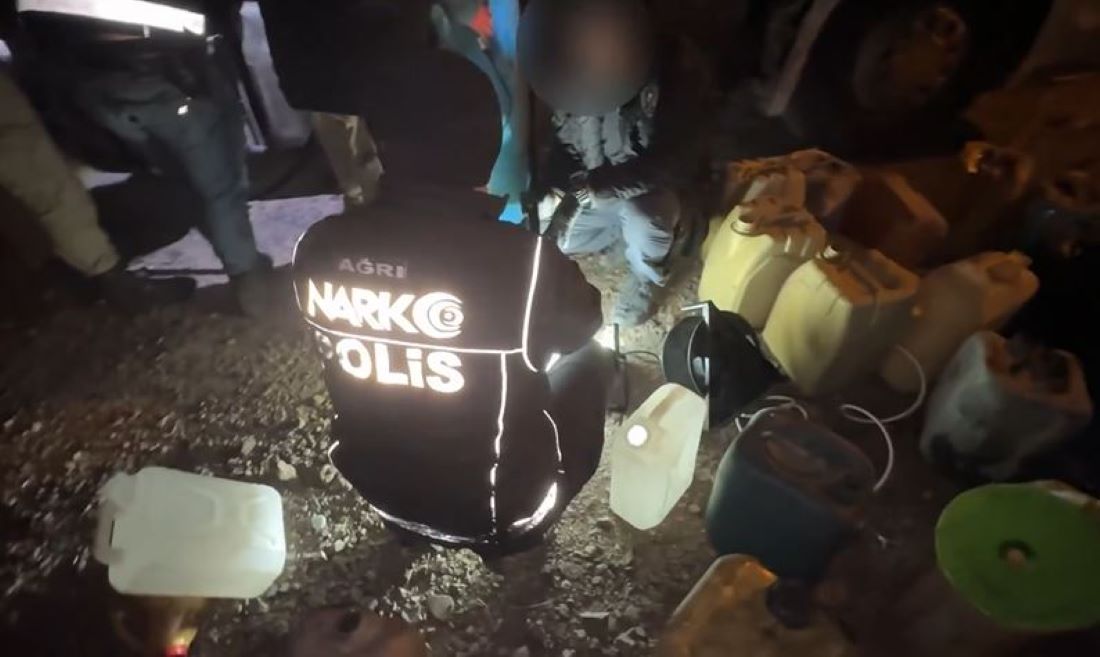 AĞRI SONDAKİKA : Ağrı’da düzenlenen narkotik operasyonda 761 kilo metamfetamin ele geçirildi. Operasyonda yabancı uyruklu 2 şüpheli yakalandı.