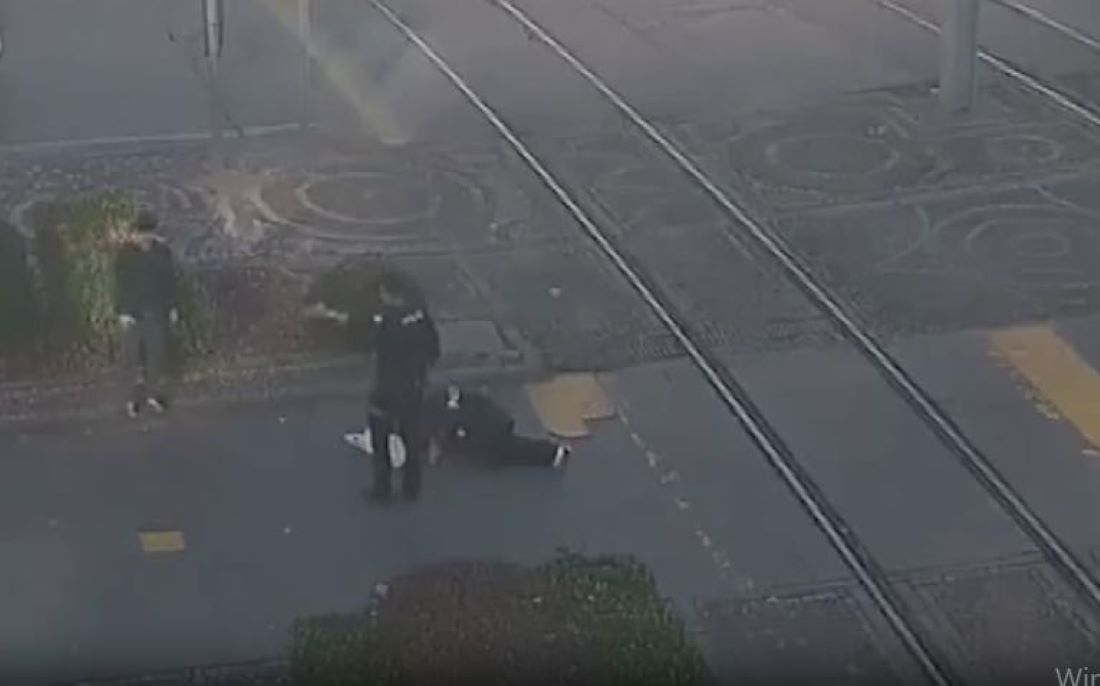 Kayseri Sondakika: Devriye görevi sırasında yolda rahatsızlanan bir kadına ilk müdahaleyi yapan polis memurları Hacı Ali Bayır ve Muhsin Keçe, ambulans gelene kadar vatandaşın yanında bekleyip destek oldu.