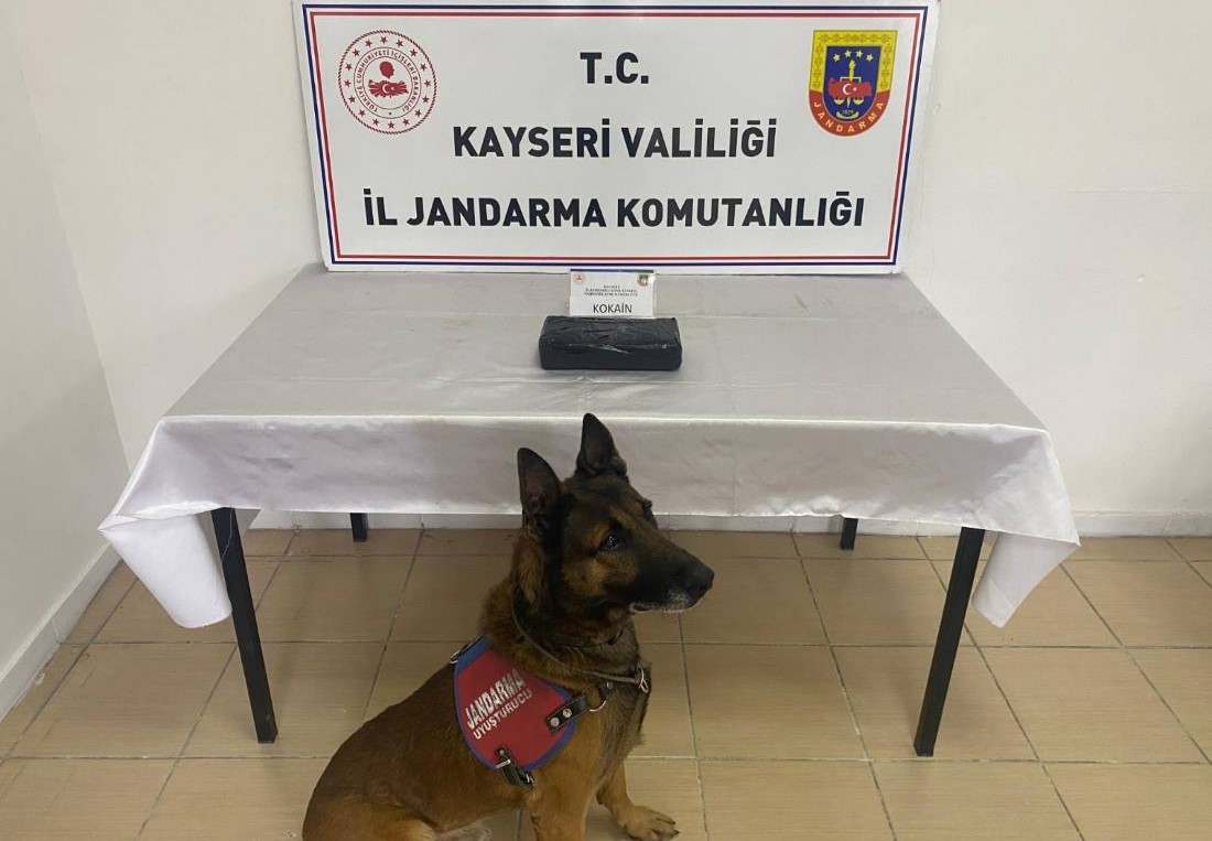 Kayseri Sondakika .. Kayseri İl Jandarma Komutanlığı ekipleri, uyuşturucu madde ticaretine yönelik yürüttükleri başarılı operasyonla 1 kilo 200 gram kokain ele geçirdi.