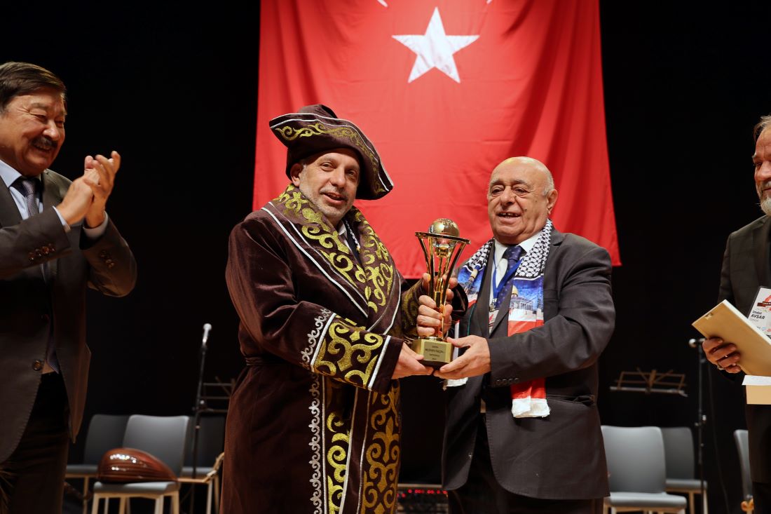 Kayseri’de anlamlı gece! Başkan Yalçın’a “Türk Dünyası Üstün Hizmet Ödülü” verildi, Kazak Hanı ilan edildi