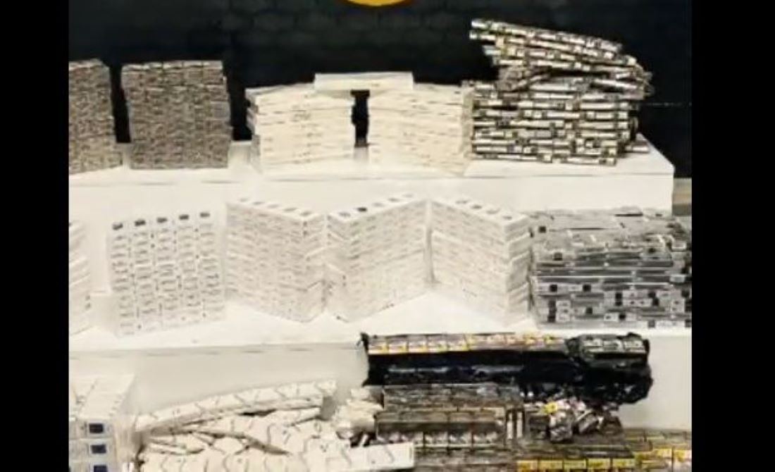 Kayseri SonDakika - Kayseri'de polis ekipleri preslenmiş atık kağıtların arasına gizlenmiş 2 bin paket kaçak sigara ele geçirdi.