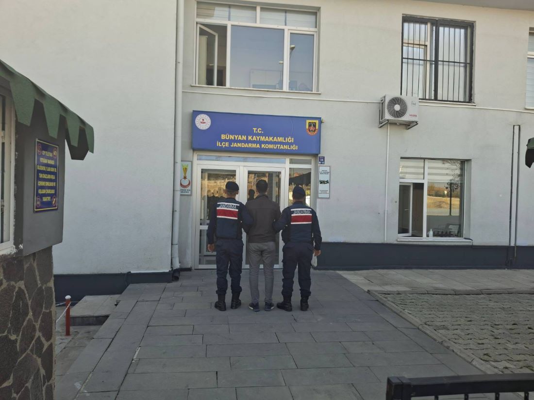Kayseri Bünyan -Kayseri’de jandarmadan FETÖ operasyonu! İstanbul Ağır Ceza Mahkemesi’nce 6 yıl 10 ay 15 gün hapis cezası alan firari, Bünyan’da yakayı ele verdi! Yakutiye Mahallesi’nde gerçekleştirilen operasyonda şahıs gözaltına alındı.