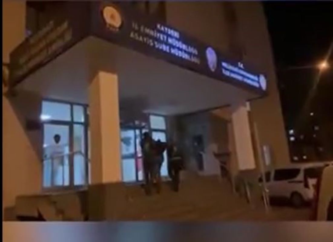 Kayseri’de çocuk parkında çekilen skandal görüntü sosyal medyayı ayağa kaldırdı! Battalgazi Mahallesi’nde pes dedirten olay! Parkta tuvaletini yapan şahıs yüz tanıma sistemiyle tespit edildi!