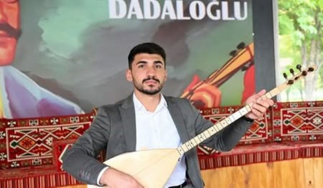 Türkiye’nin en genç halk ozanı Halil Daylak, Trabzon’daki Avrasya Basın Birliği Ödül Töreni’nde “Yılın En İyi Halk Ozanı” seçilerek Kayseri’nin gururu oldu.