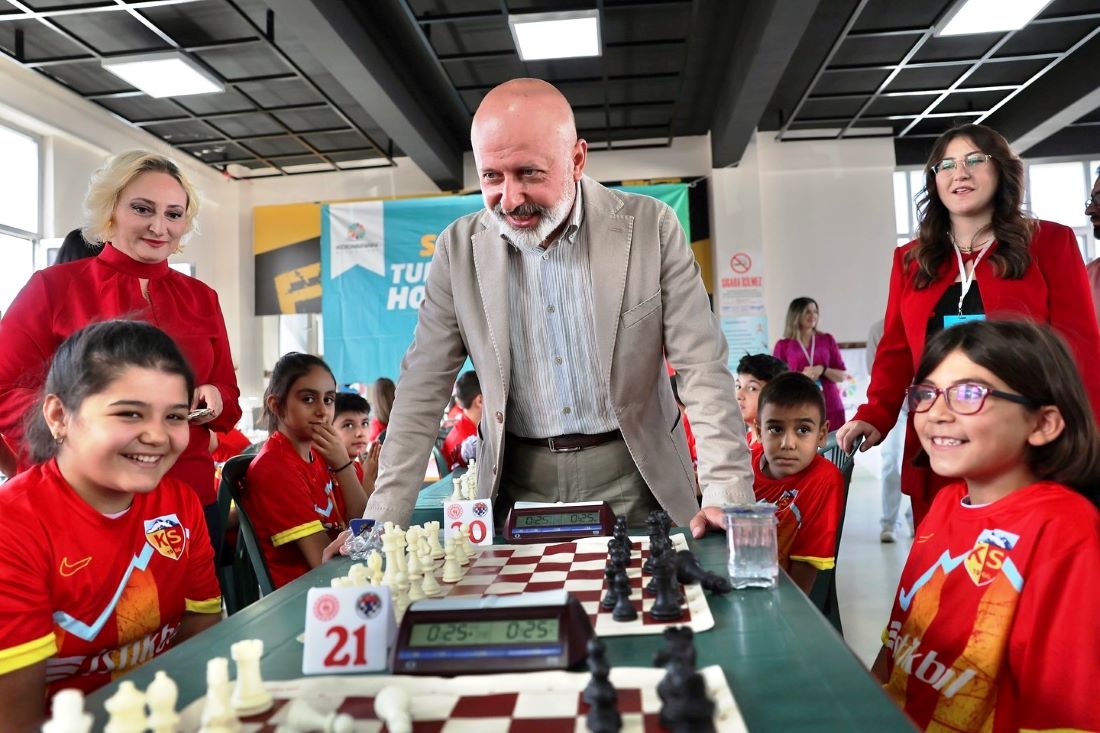 Kocasinan Belediyesi’nin ev sahipliğinde düzenlenen Satranç Türkiye Kupası başladı. Başkan Ahmet Çolakbayrakdar, “Satrançta doğru hamleyi yaptık, Kocasinan artık Türkiye’nin satranç başkenti oluyor” dedi.