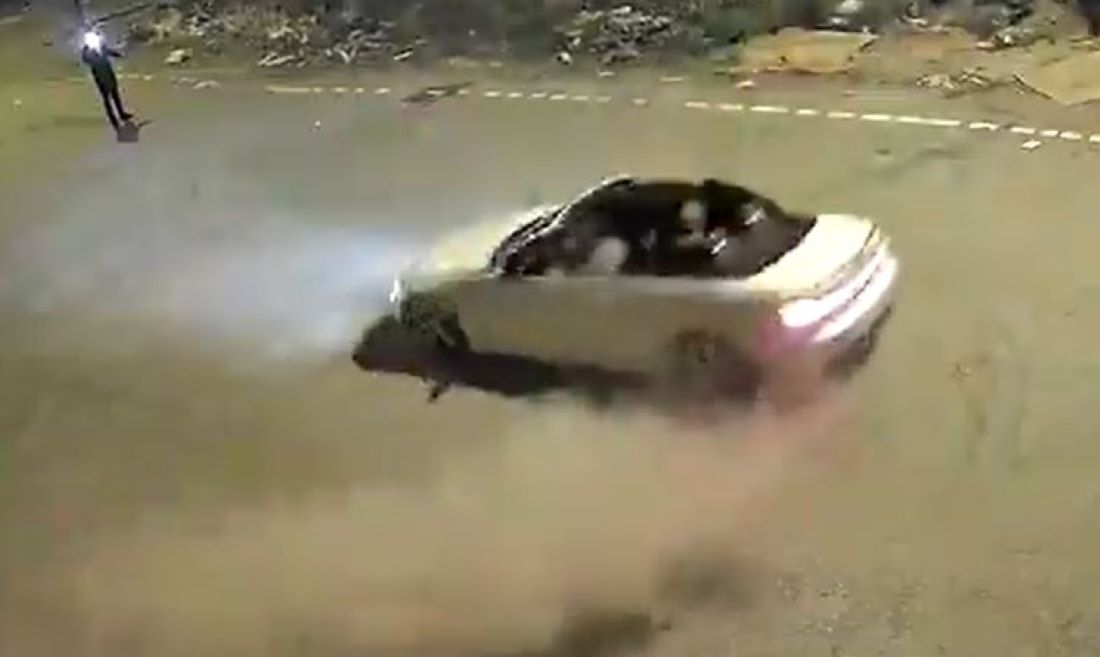 Kayseri polisi 1 haftada abartı egzoz, drift, makas ve yüksek sesli müzik denetimlerinde bin 700’ü aşkın sürücüye ceza kesti.