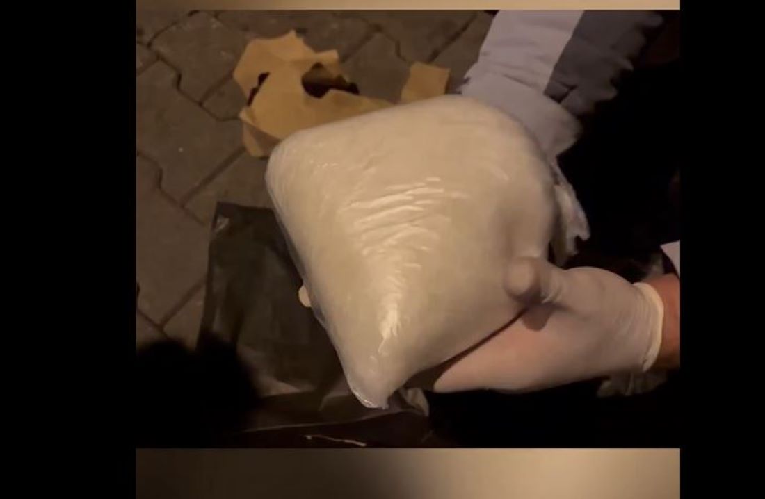 Kayseri’de Narkotik ve İstihbarat ekiplerinin ortak operasyonunda 1 kilo 500 gram uyuşturucu madde ele geçirildi. Şehre uyuşturucu getirdiği tespit edilen M.E. ve S.Ü. yakalanarak çıkarıldıkları mahkemece tutuklandı.