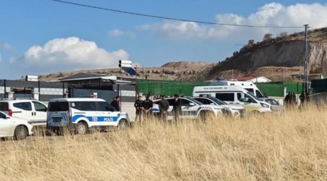 Kayseri'nin Melikgazi ilçesinde miras yüzünden çıkan tartışmada kaynanası M.M.'yi (60) silahla vurarak öldüren polis memuru S.U. (35), daha sonra kendini vurdu. Ağır yaralanan S.U. ise ambulansla hastaneye kaldırıldı.