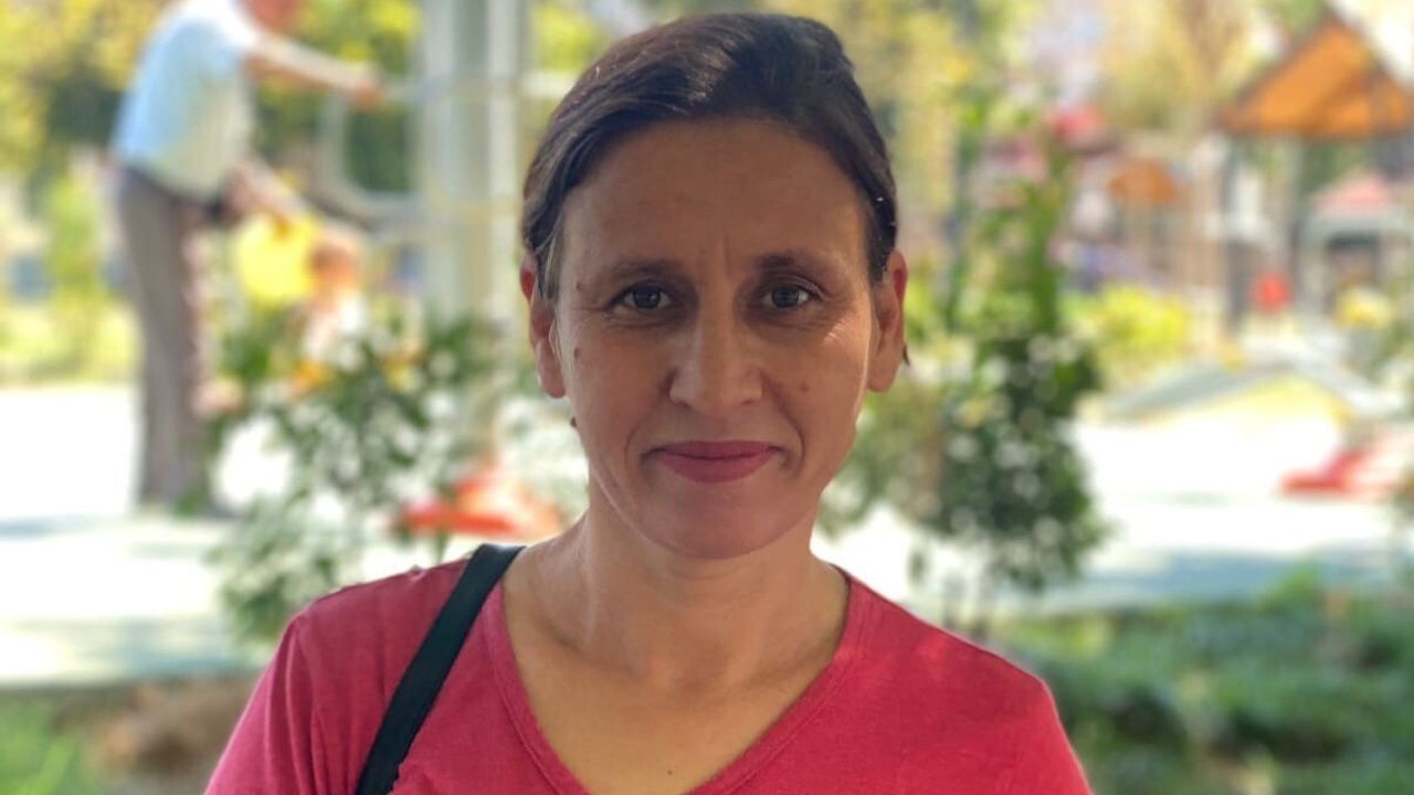 Mersin'in Tarsus ilçesinde, uzaklaştırma kararı bulunan eşi tarafından 42 yaşındaki Emine Ç. tüfekle öldürüldü; şüpheli A.Ç. teslim oldu, soruşturma sürüyor.