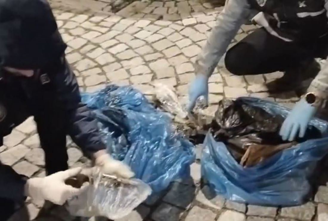 KOM ve İstihbarat ekiplerinin ortak operasyonunda 2 şüpheli yakalanırken, 2 UZİ hafif makineli tüfek ve 22 ruhsatsız tabanca ele geçirildi.