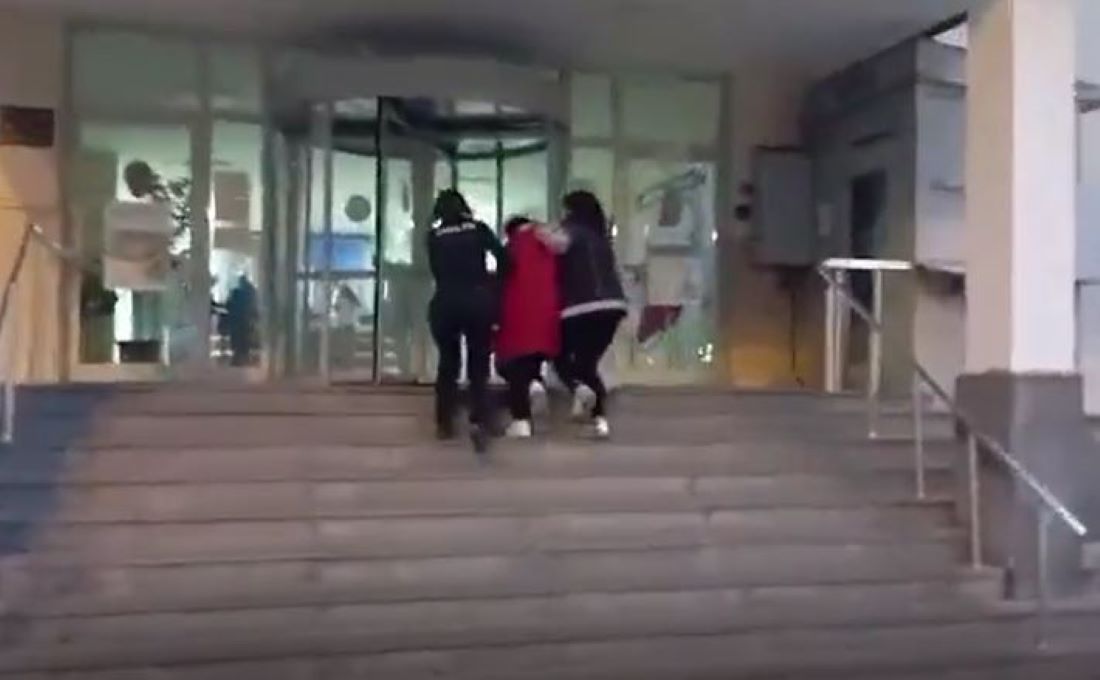 “Silahla Tehdit” suçundan kesinleşmiş 12 yıl 1 ay hapis cezası bulunan B.B. (1999, Yeşilhisar) saklandığı adreste yakalanarak cezaevine teslim edildi.