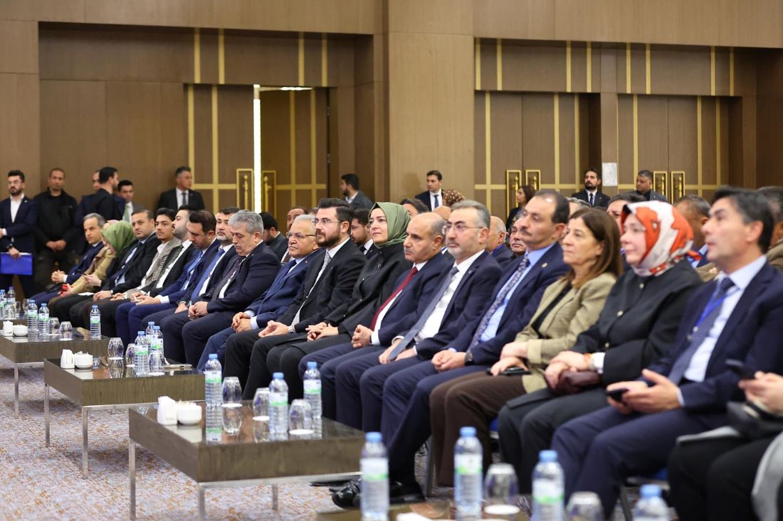 AK Parti Sosyal Politikalar Başkanlığı’nın İç Anadolu Bölge Toplantısı’na katılan Büyükşehir Belediye Başkanı Dr. Memduh Büyükkılıç, sosyal belediyecilikteki başarılı hizmetleriyle takdir topladı.