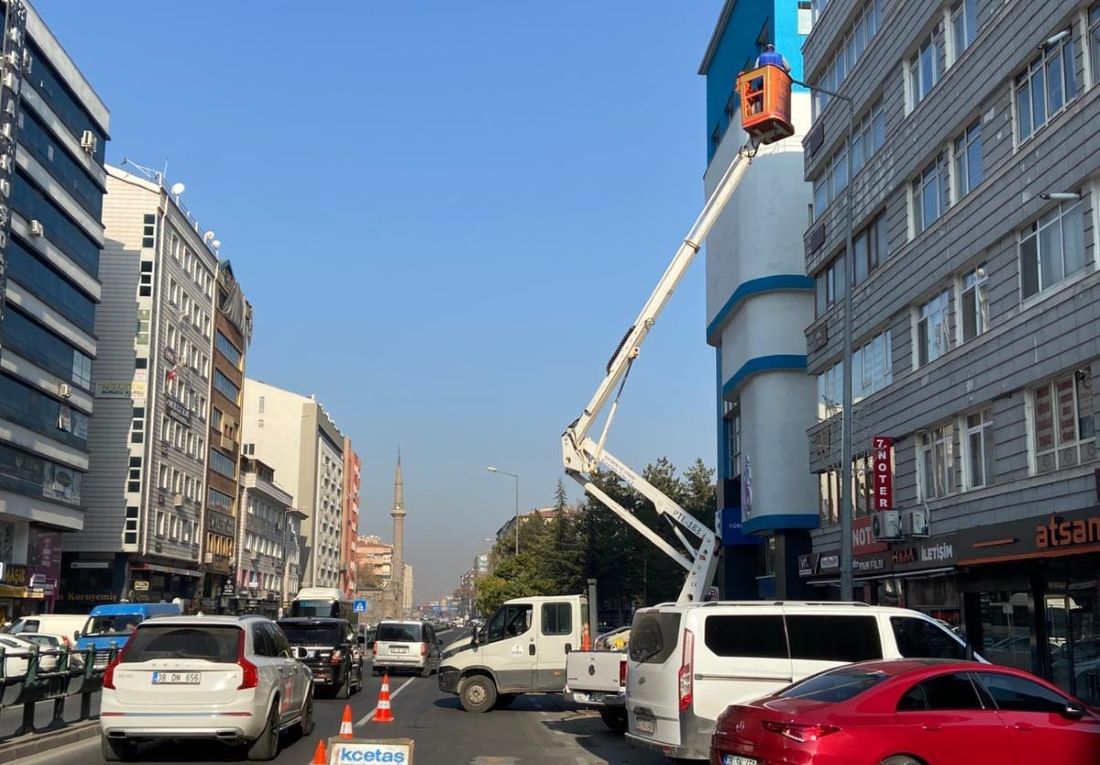 Kayseri Büyükşehir Belediyesi öncülüğünde başlatılan LED dönüşüm projesi, şehrin enerji altyapısını güçlendirmeye devam ediyor. KCETAŞ tarafından yürütülen çalışmalarda, sokak ve cadde aydınlatmaları modern LED armatürlerle yenileniyor.