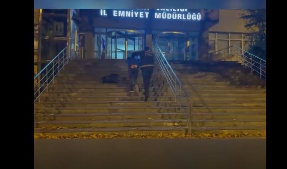 Uyuşturucu madde ticareti suçundan 12 yıl 6 ay kesinleşmiş hapis cezası bulunan firari, polis ekiplerinin operasyonuyla saklandığı adreste yakalandı.