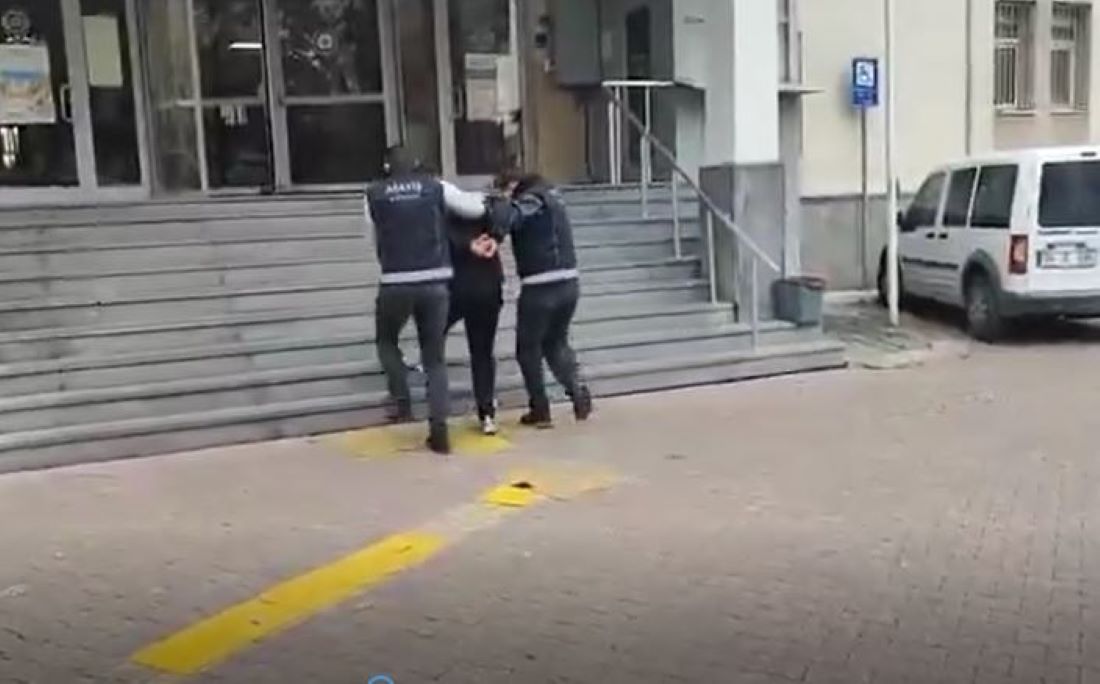 Silahla yağma suçundan 22 yıl 8 ay kesinleşmiş hapis cezasıyla aranan V.S., saklandığı adrese yapılan nokta operasyonda yakalanarak cezaevine teslim edildi.