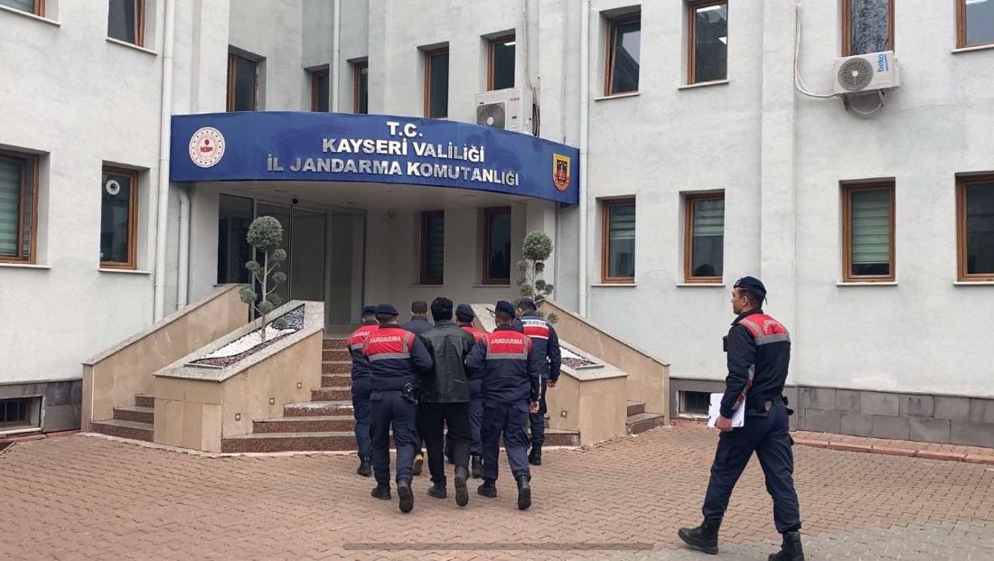 Kayseri- Melikgazi’de düzenlenen operasyonda, DEAŞ içinde faaliyet yürüttükleri değerlendirilen iki şüpheli gözaltına alındı.