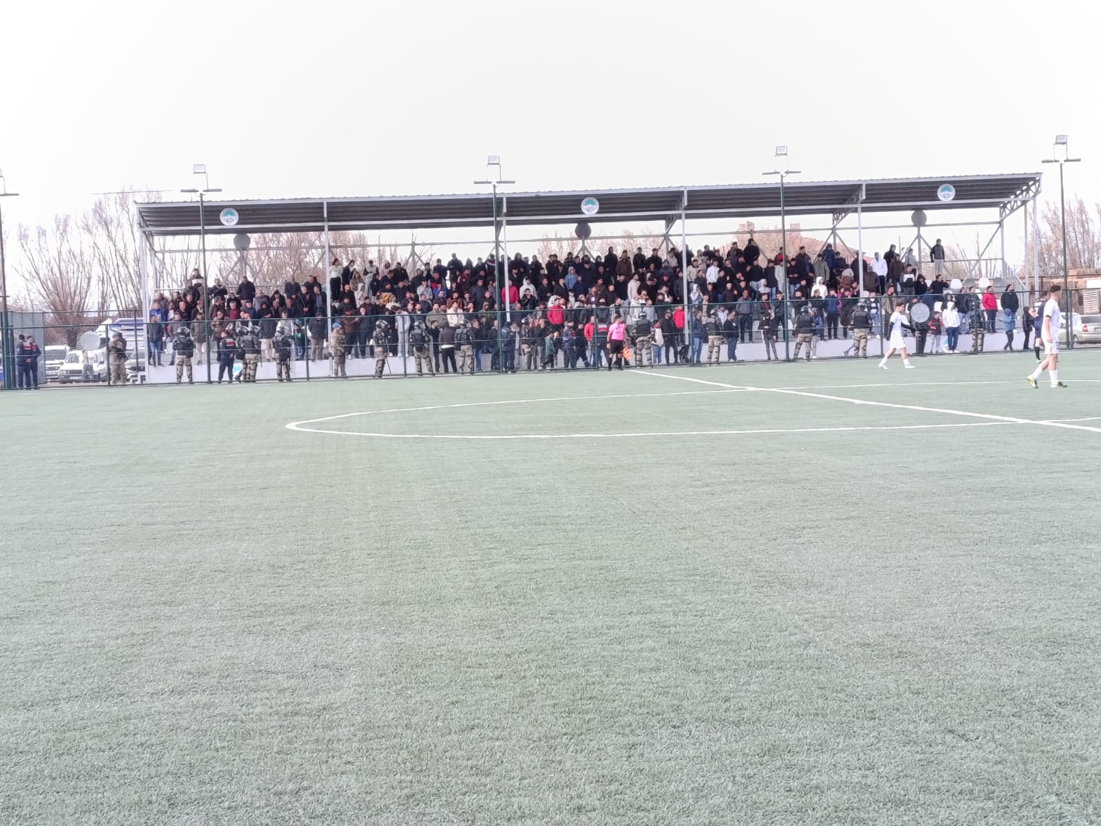 Kamyon üstünde maç keyfi! Taraftar isyan etti: Ek tribün istiyoruz