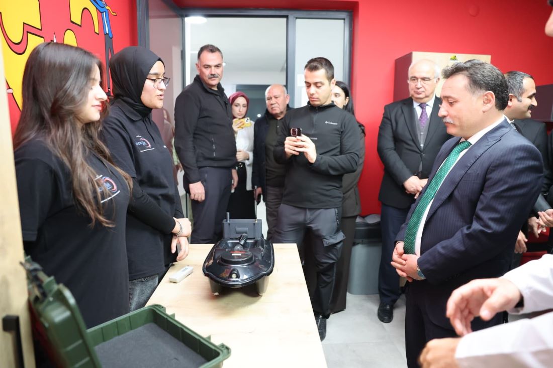 Kayseri Valisi Gökmen Çiçek, GÖKTİM Gökyüzü Teknoloji ve İnovasyon Merkezi’ni ziyaret ederek genç mucitlerle bir araya geldi.