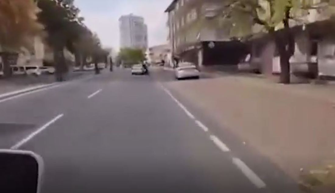 Hatalı şerit değiştirerek motosikletliye çarpan araç sürücüsü gözaltına alınırken, yaralanan motosiklet sürücüsü tedavisinin ardından taburcu edildi.