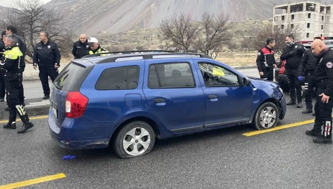 Kayseri’de polisin “dur” ihtarına uymayan ehliyetsiz sürücü, 30 dakika süren kovalamacanın ardından aracın lastiklerine ateş açılmasıyla durduruldu. Kaçış sırasında 3 kazaya sebep olan sürücü ve yanındaki kişi gözaltına alındı.