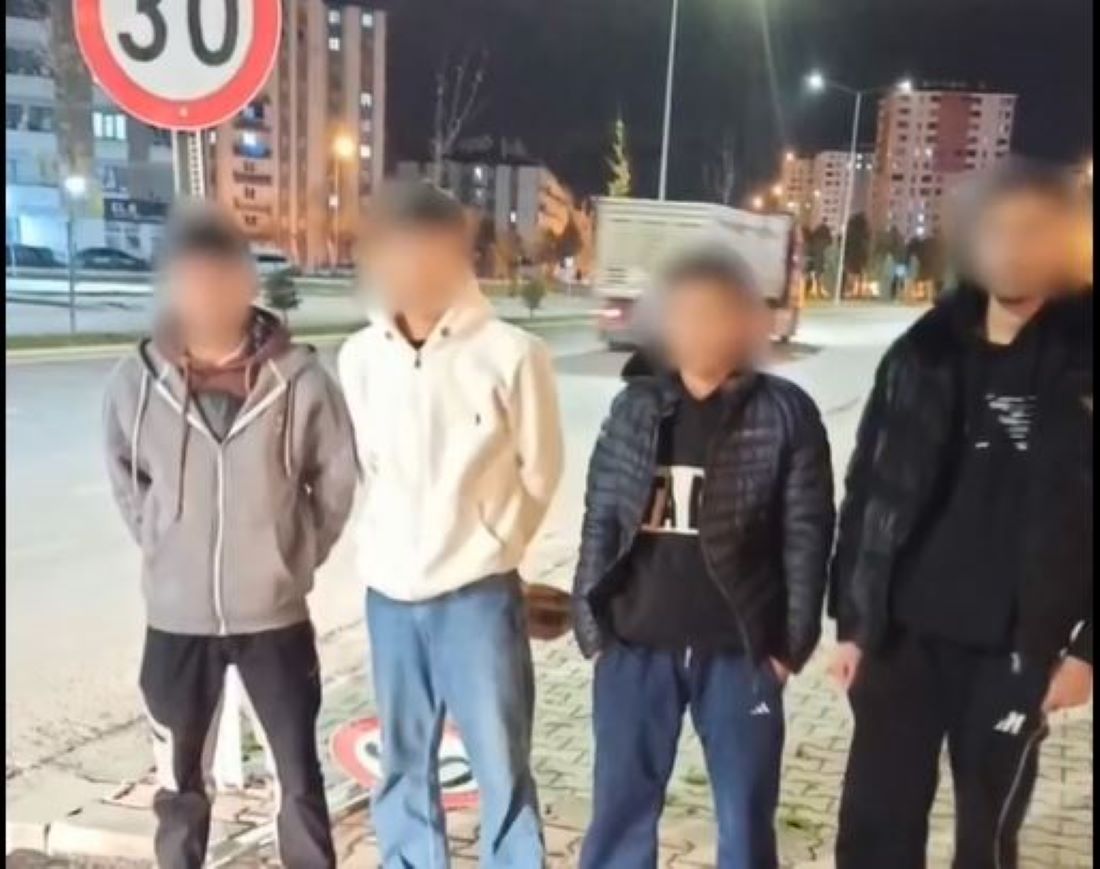 Kayseri’de sosyal medyada paylaşılan ‘trafik levhasını kırmanın amacı nedir?’ görüntülerinin ardından polis ekipleri hızla harekete geçti.  Asayiş Şube Müdürlüğü Devriye Ekipleri, olayı gerçekleştirdiği belirlenen 11 ve 13 yaşlarındaki dört çocuğu tespit 