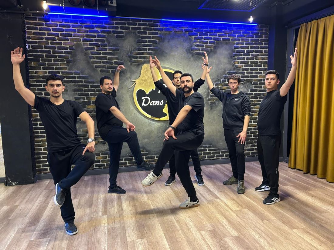 Usta eğitmen Mehmet Polat liderliğindeki Romeo Dans Okulu, düğün ve özel günlerde sergilediği zeybek koreografileriyle hem milli duyguları kabartıyor hem de izleyenleri büyülüyor. Türk bayraklı ve Atatürk temalı performanslar, adeta sahnede tarihin yenide