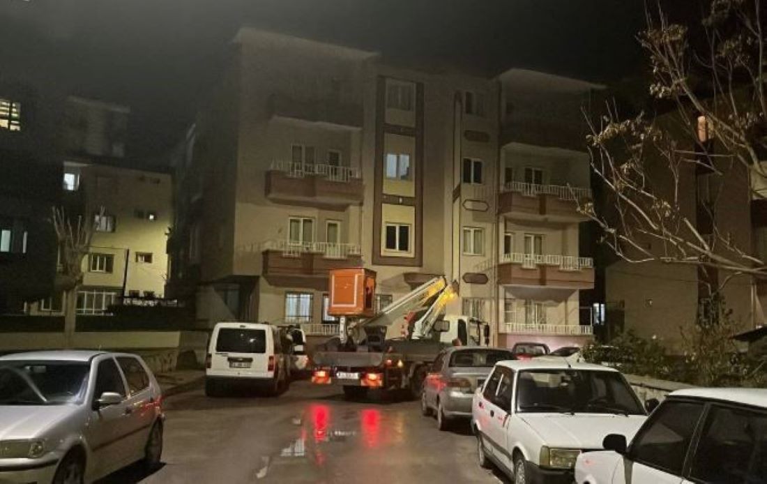 Niğde’de bir apartman dairesinin mutfağında doğal gaz sıkışması sonucu meydana gelen patlamada 1 kişi hafif yaralandı.