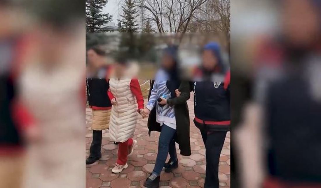 Sivas’ta evlilik vaadiyle yaklaşık 1 milyon lira dolandırıcılık yaptıkları iddia edilen 3 şüpheliden 2’si tutuklandı, ele geçirilen ziynet eşyaları mağdurlara teslim edildi.